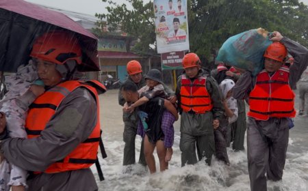 Evakuasi Korban Banjir Dilakukan Polri Secara Profesional dan Humanis