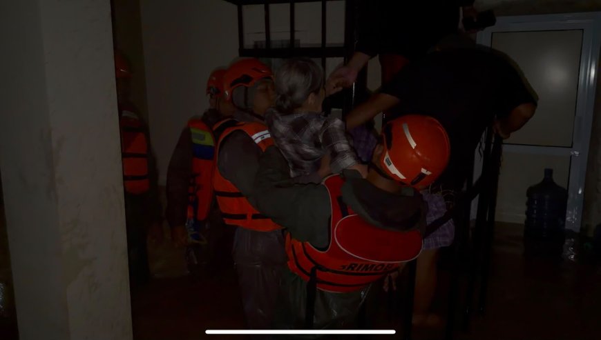 Polri Gerak Cepat Evakuasi Warga Terdampak Banjir di Padang, Prioritaskan Keselamatan Masyarakat melalui Penanganan yang Cepat, Profesional, dan Humanis