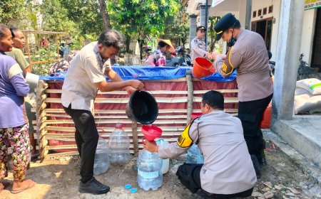 Polres Bojonegoro Salurkan 25 Ribu Liter Air Bersih ke Warga Terdampak Kemarau