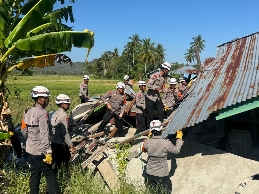 Kehadiran Brimob Ringankan Beban Warga, Rumah Terdampak Bencana Dibongkar